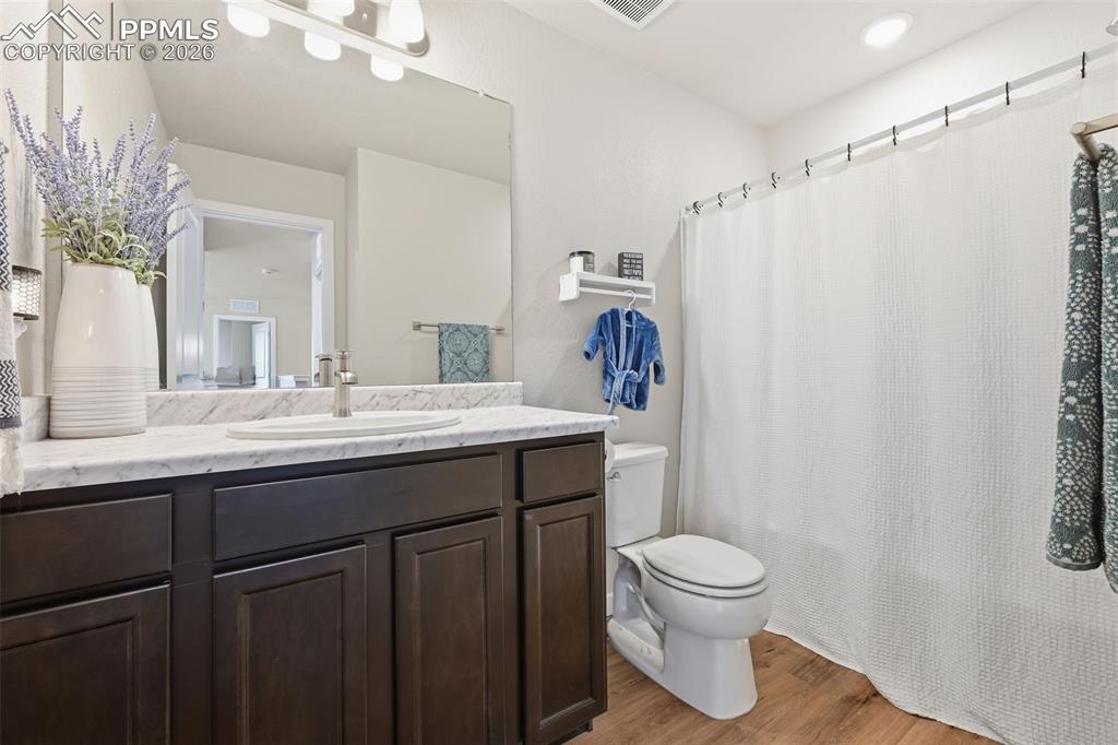 Image 31 of 42: Bathroom