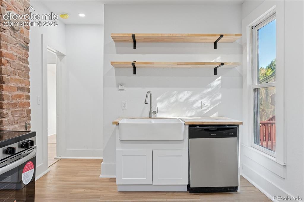 Image 26 of 49: 2nd-floor flat kitchen