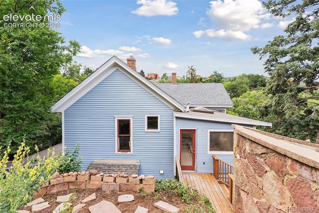 Image 39 of 49: Upper level has direct
access to the extensive
back yard