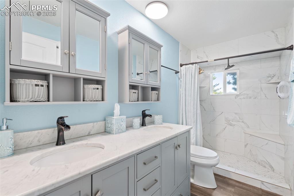 Image 18 of 35: Bathroom