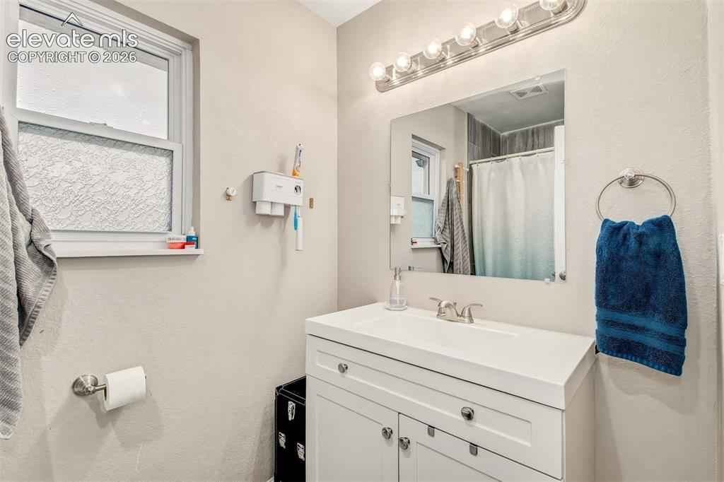 Image 14 of 25: Bathroom