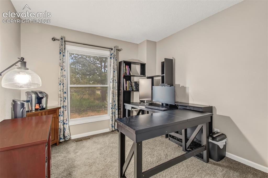 Image 19 of 25: Bedroom