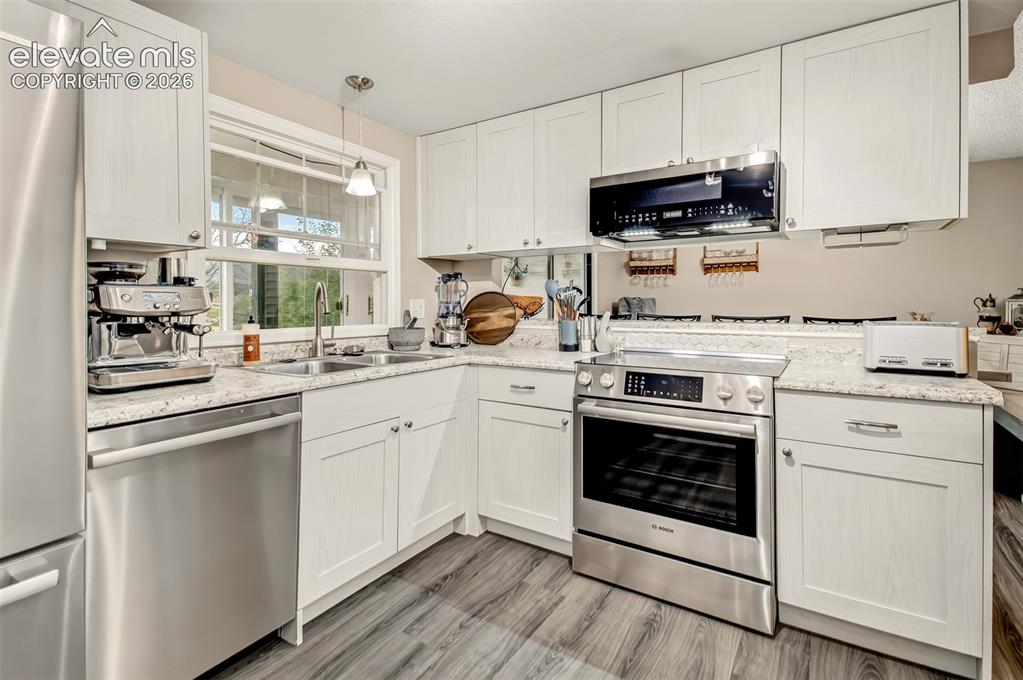Image 6 of 25: Kitchen