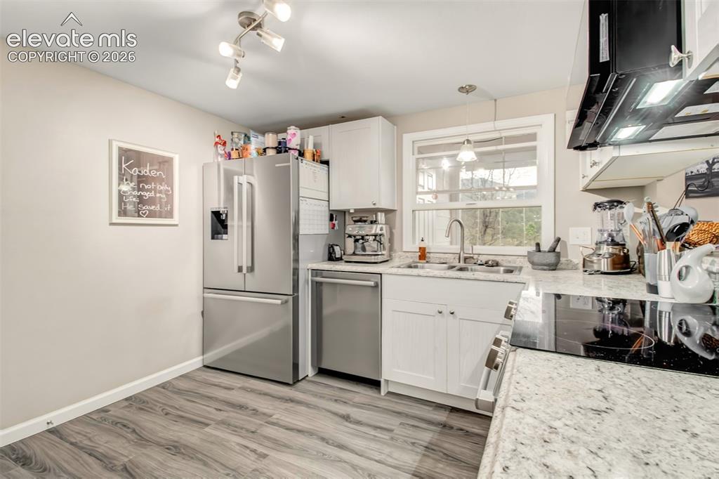 Image 7 of 25: Kitchen
