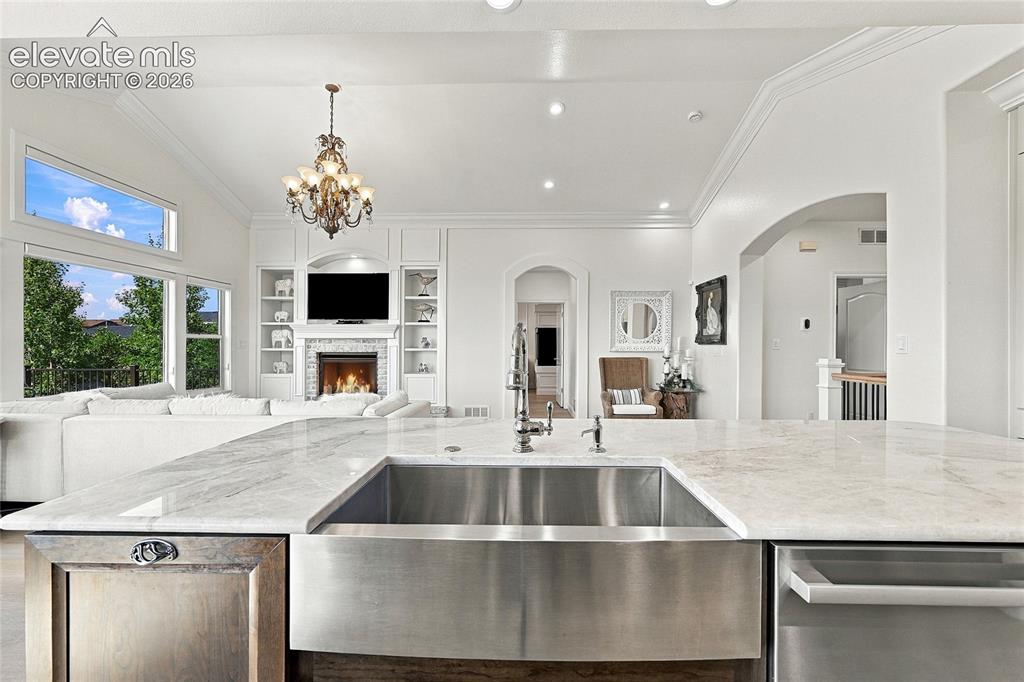 Image 10 of 40: Kitchen