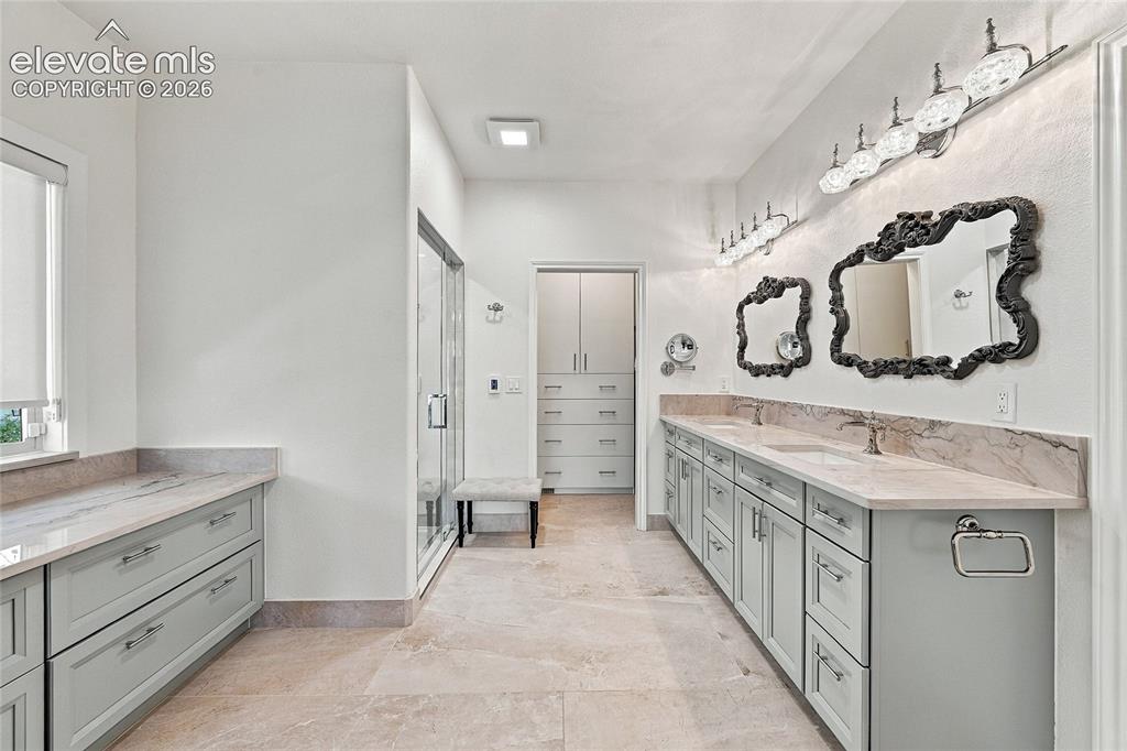 Image 18 of 40: Bathroom