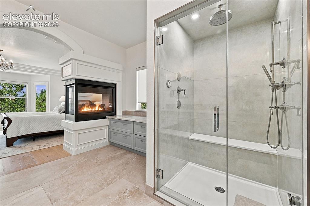 Image 19 of 40: Bathroom