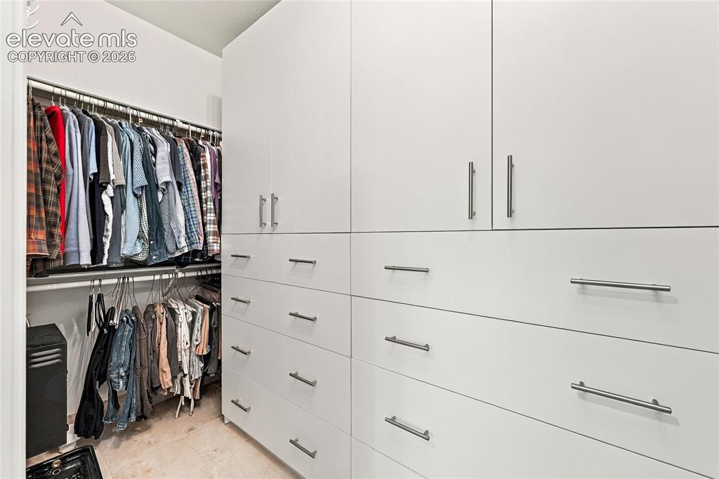 Image 20 of 40: Closet