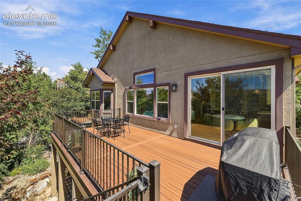 Image 32 of 40: Deck
