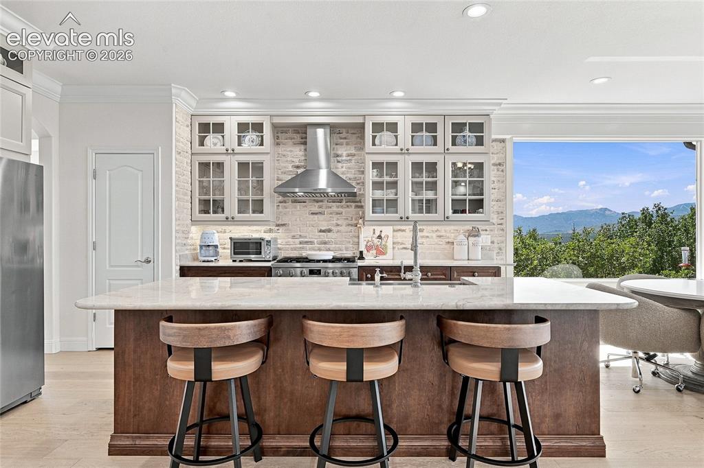 Image 8 of 40: Kitchen