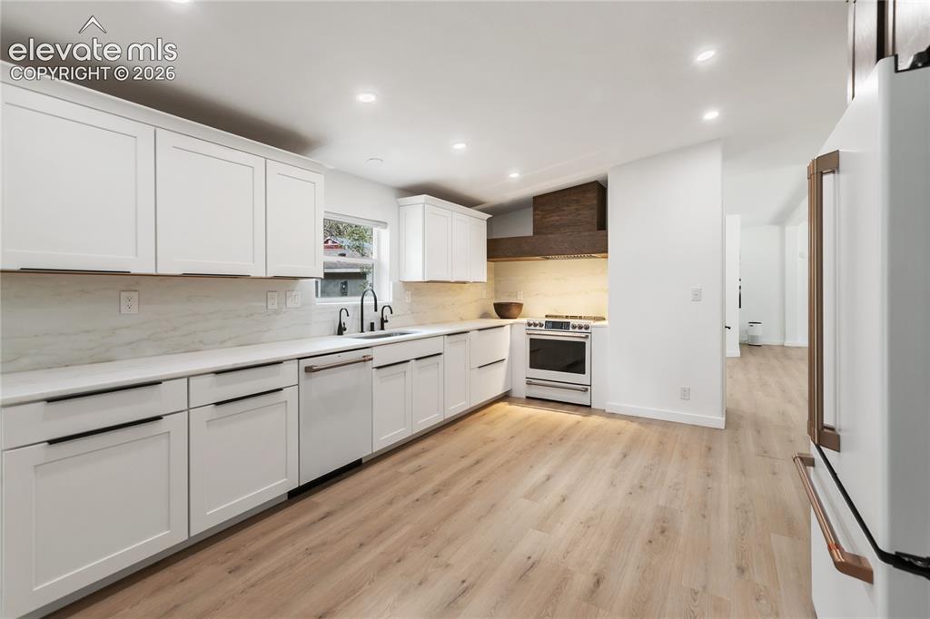 Image 15 of 43: Kitchen