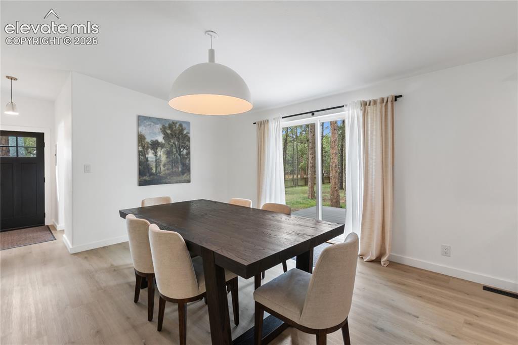 Image 16 of 43: Dining Area