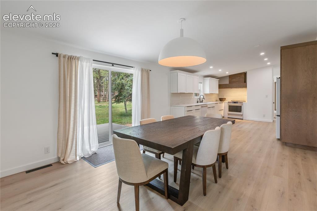 Image 18 of 43: Dining Area