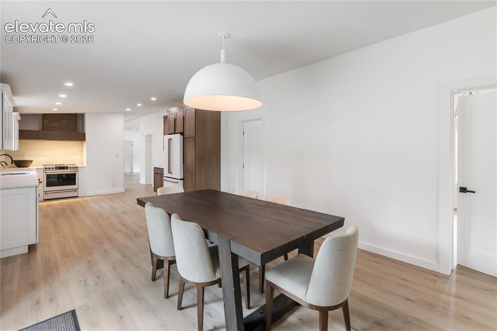Image 19 of 43: Dining Area