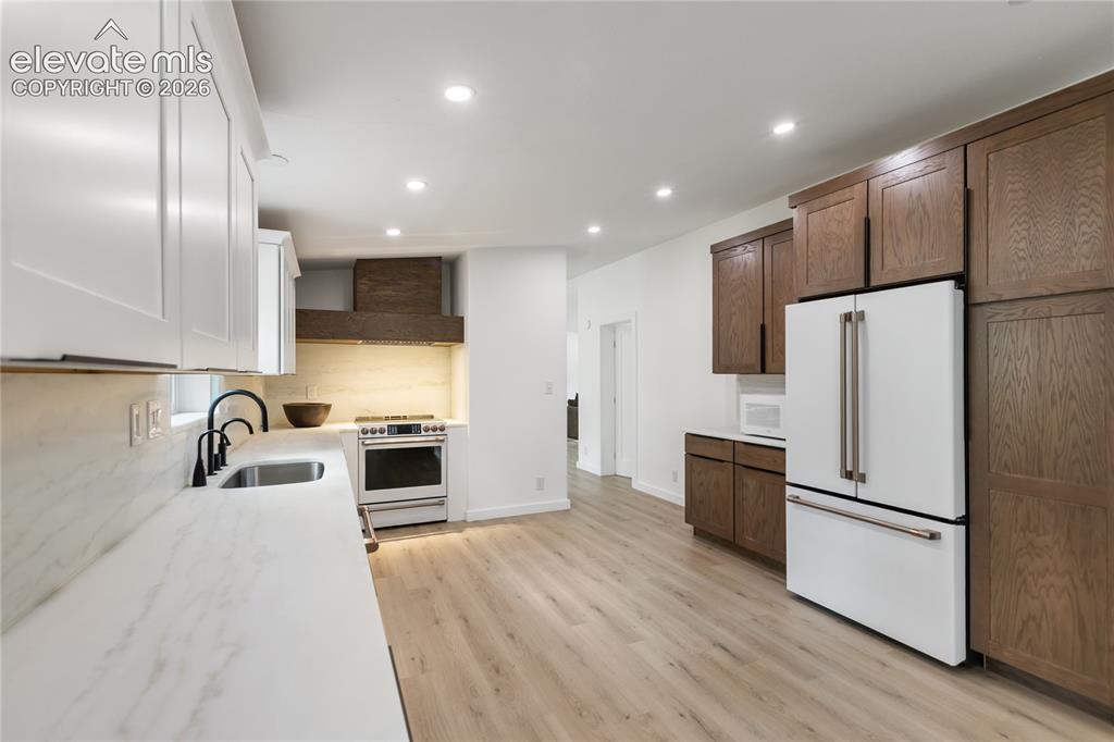 Image 20 of 43: Kitchen