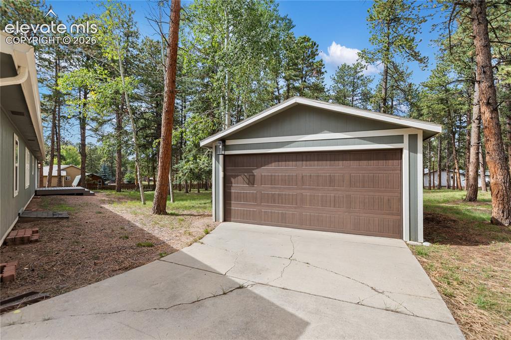 Image 4 of 43: Garage