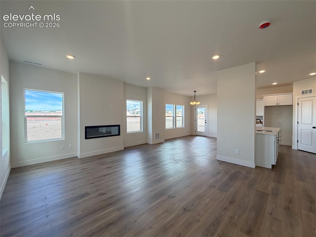 Image 6 of 31: Living Room