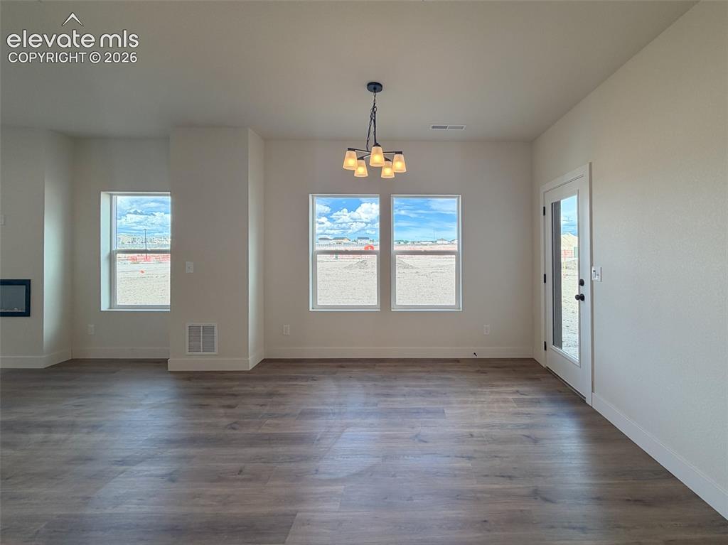 Image 8 of 31: Dining Area