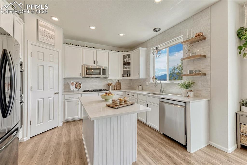 Image 10 of 50: Kitchen