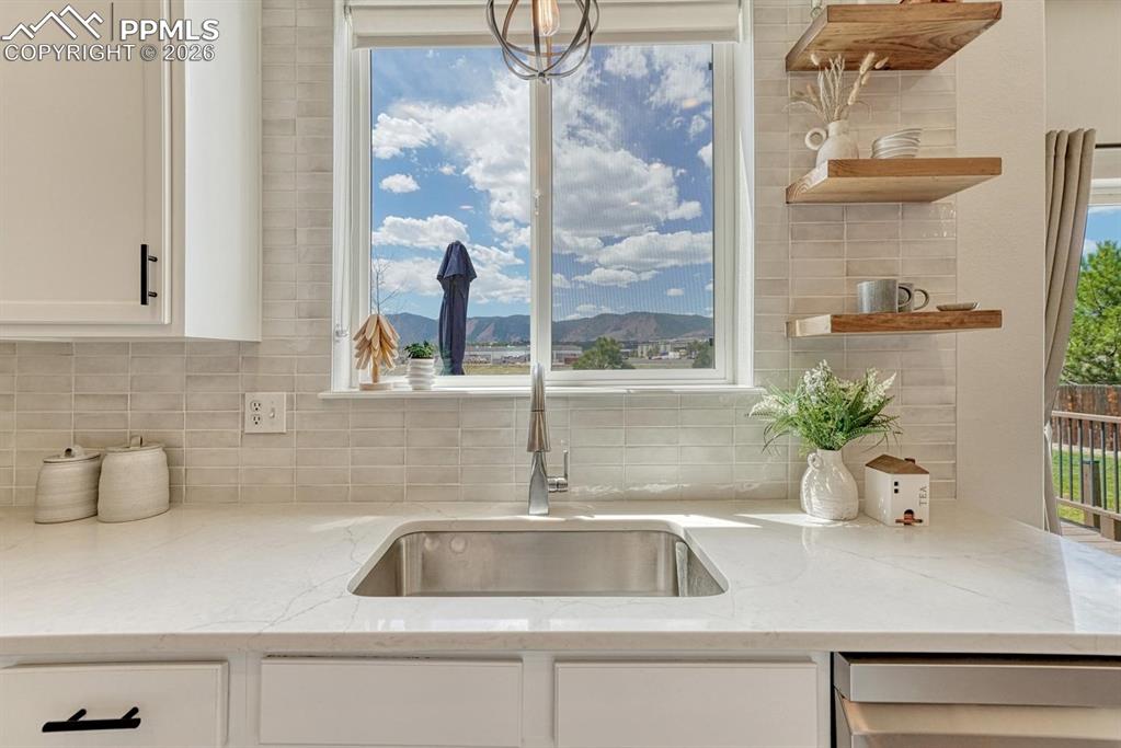 Image 11 of 50: Kitchen