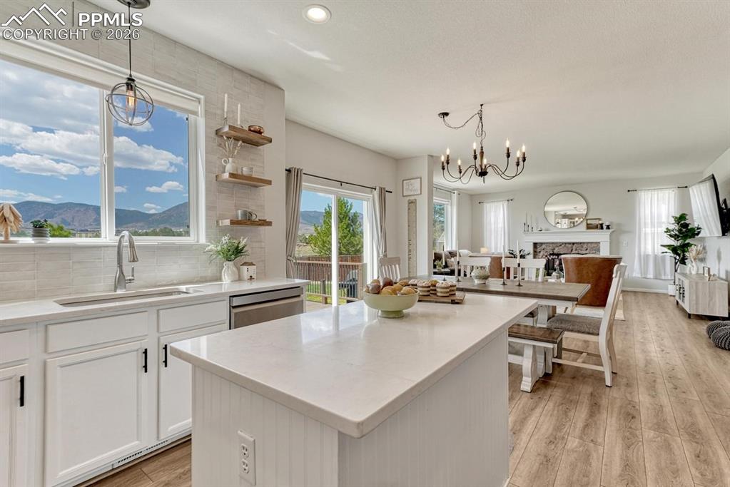 Image 14 of 50: Kitchen