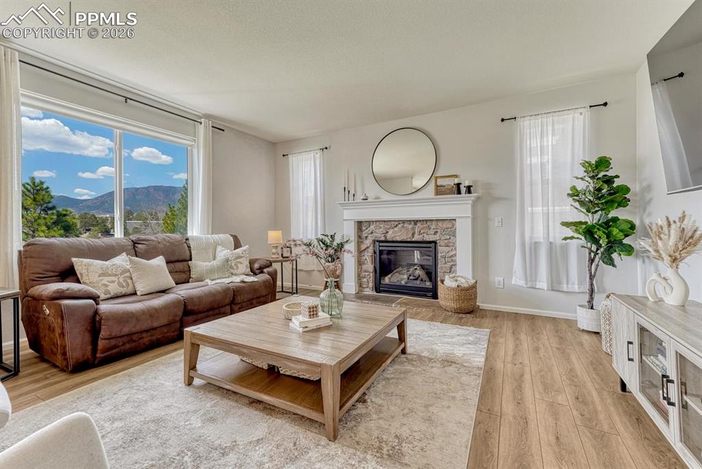 Image 16 of 50: Living Room