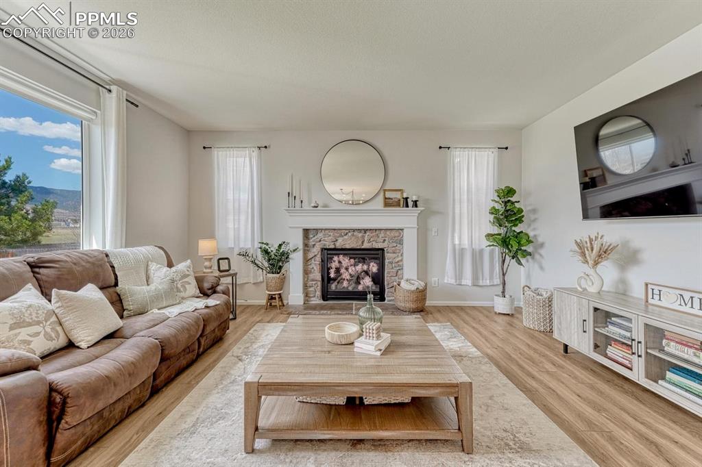 Image 17 of 50: Living Room