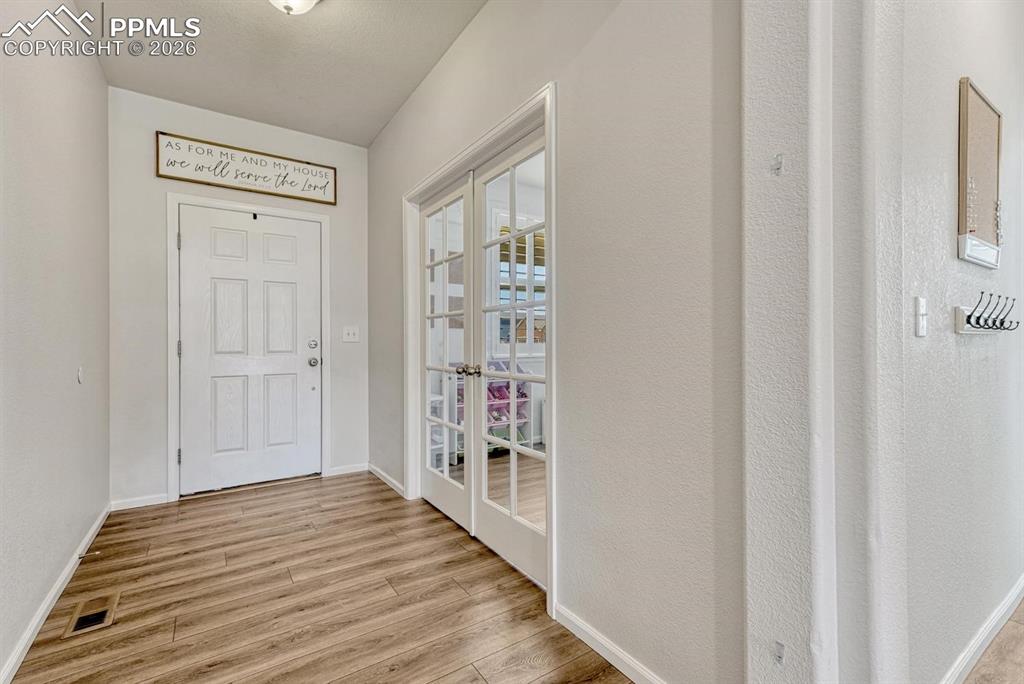 Image 21 of 50: Entry