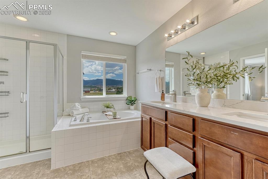 Image 29 of 50: Bathroom