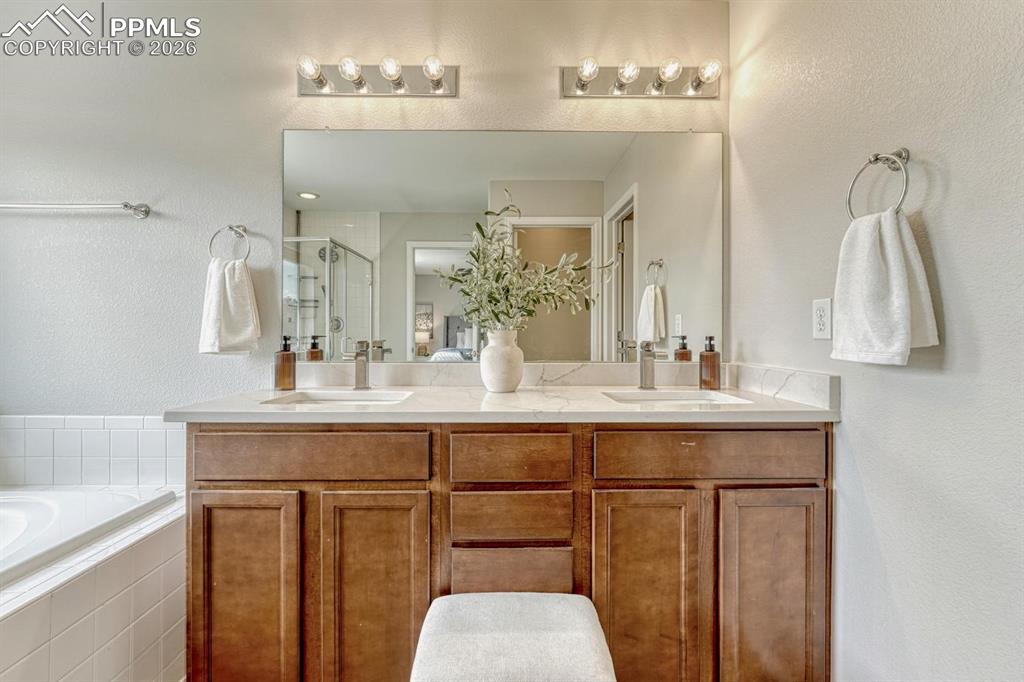 Image 30 of 50: Bathroom