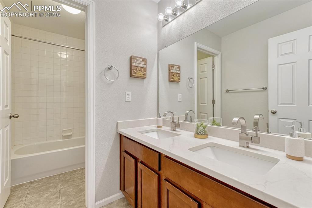 Image 34 of 50: Bathroom