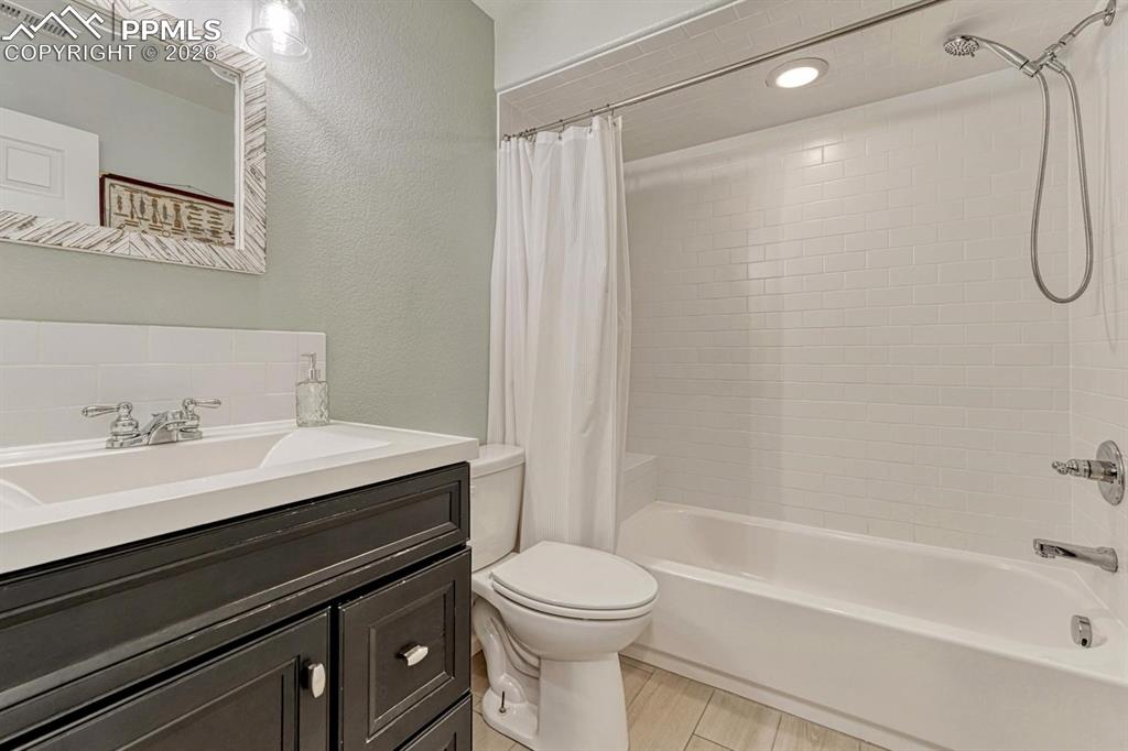 Image 42 of 50: Bathroom