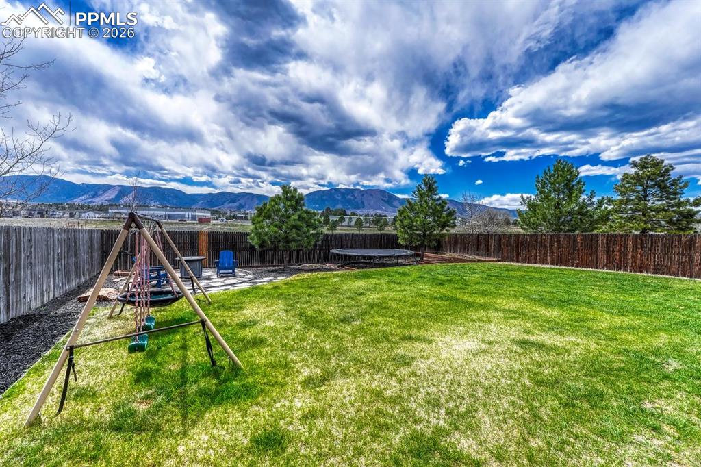 Image 48 of 50: Yard