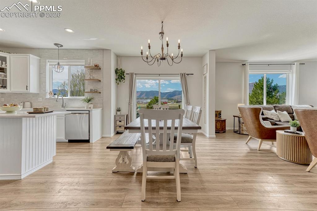 Image 6 of 50: Dining Area