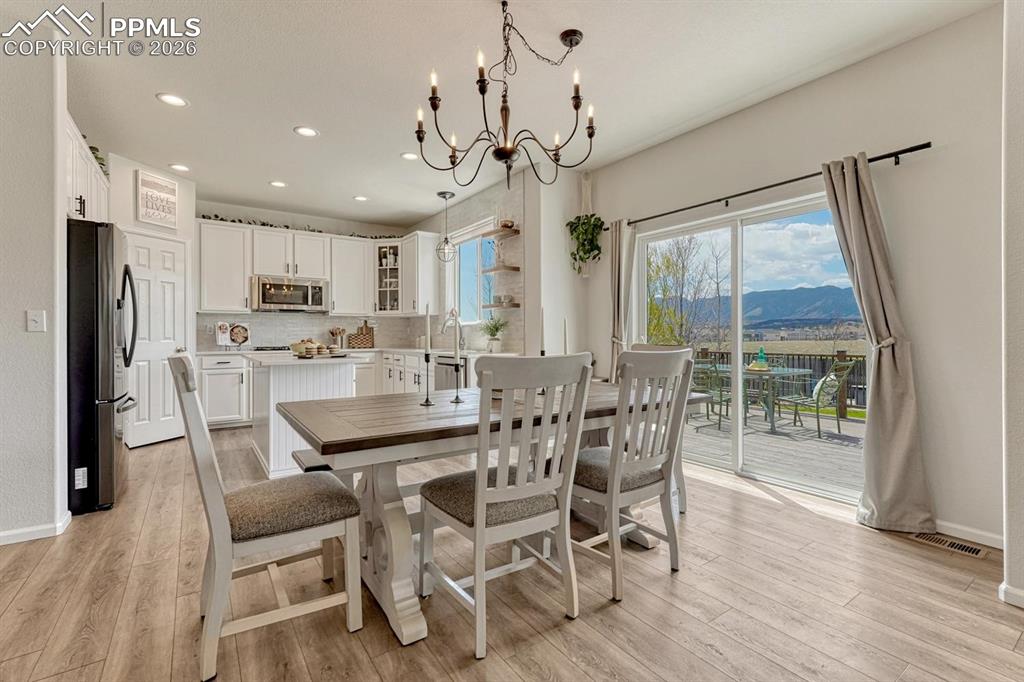 Image 7 of 50: Dining Area