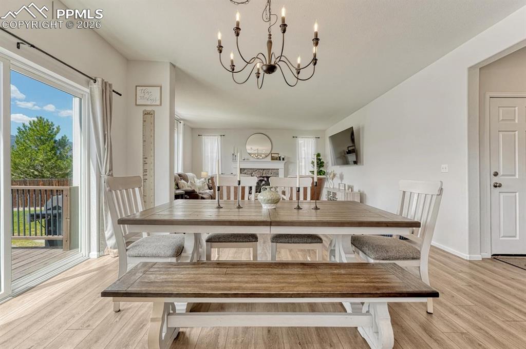 Image 8 of 50: Dining Area