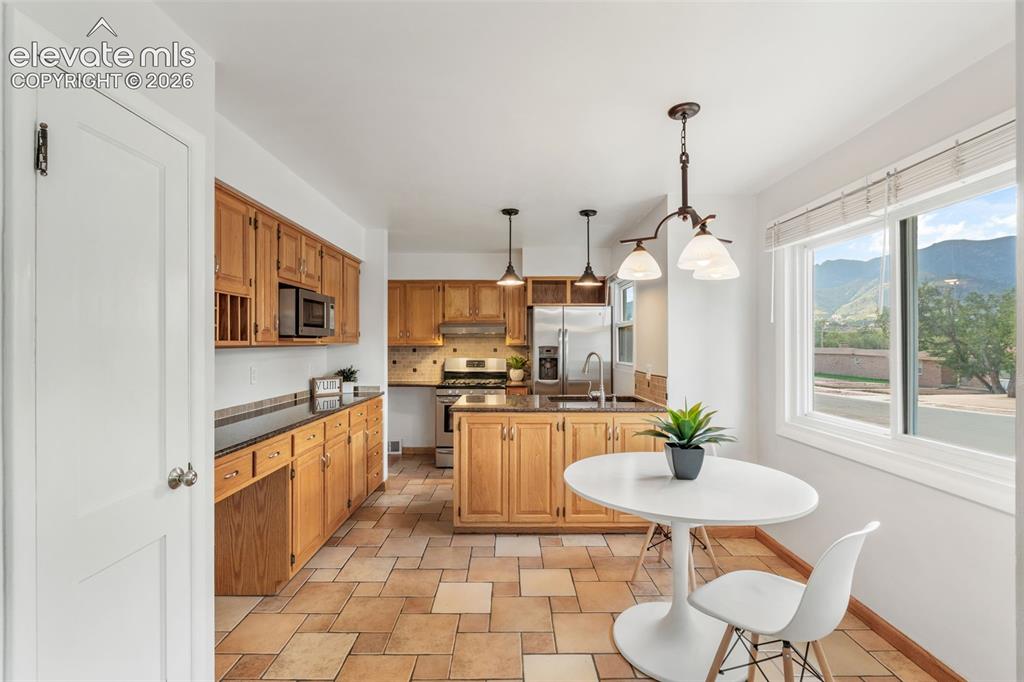 Image 10 of 49: Kitchen