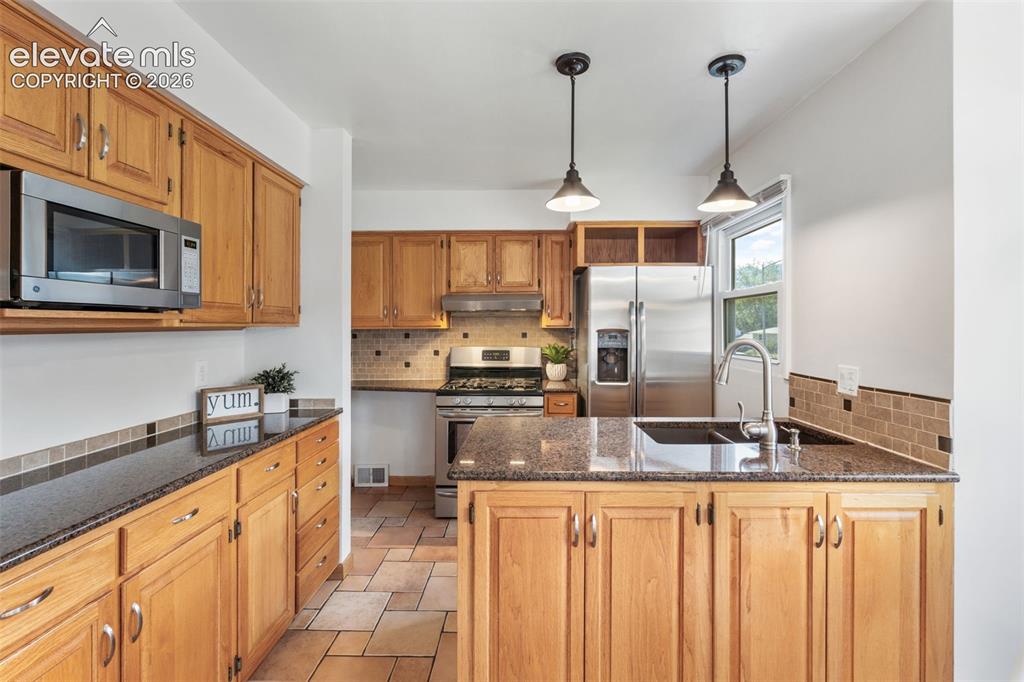 Image 14 of 49: Kitchen