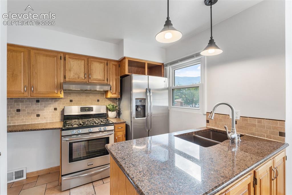 Image 15 of 49: Kitchen