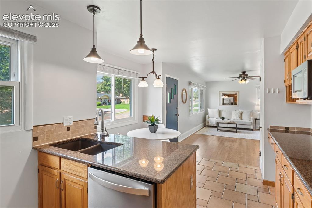 Image 17 of 49: Kitchen