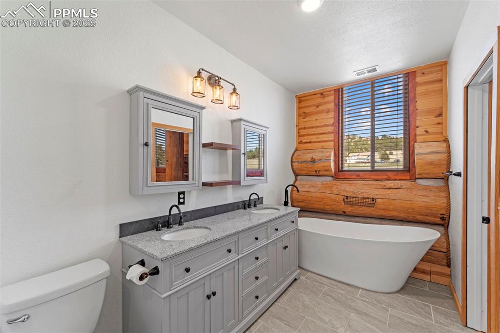 Image 5 of 44: Bathroom