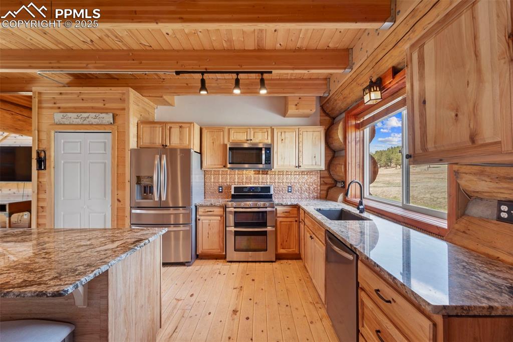 Image 7 of 44: Kitchen