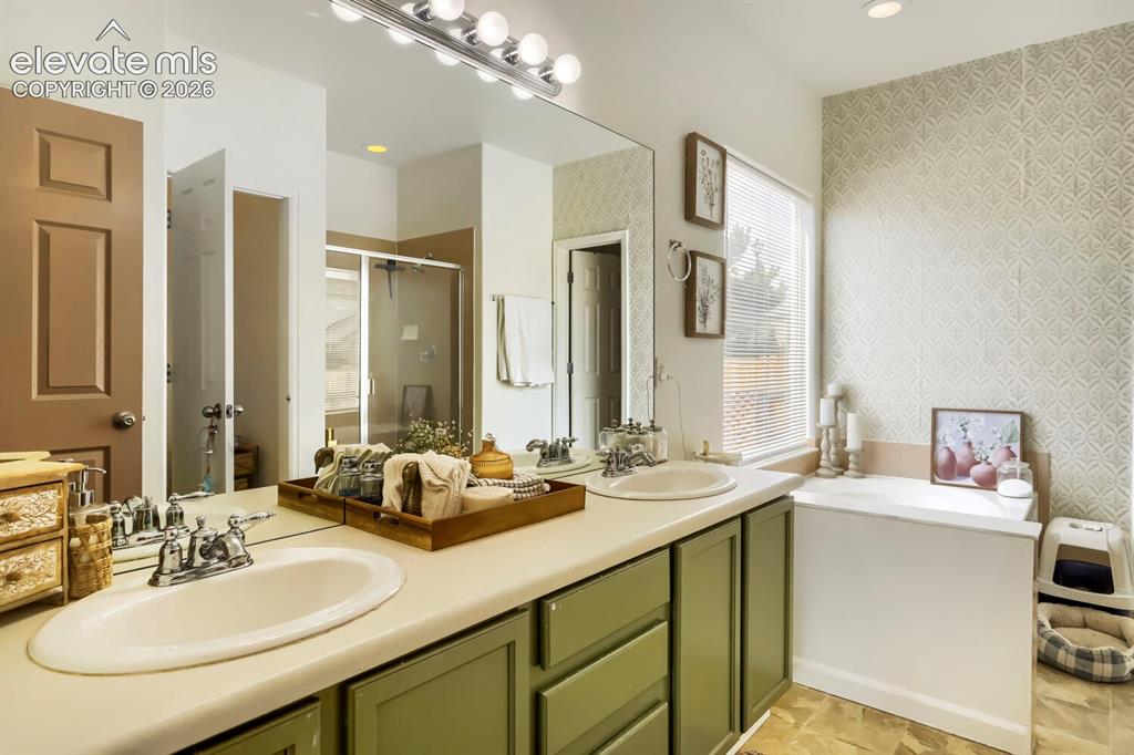Image 16 of 31: 5 Piece Bathroom
