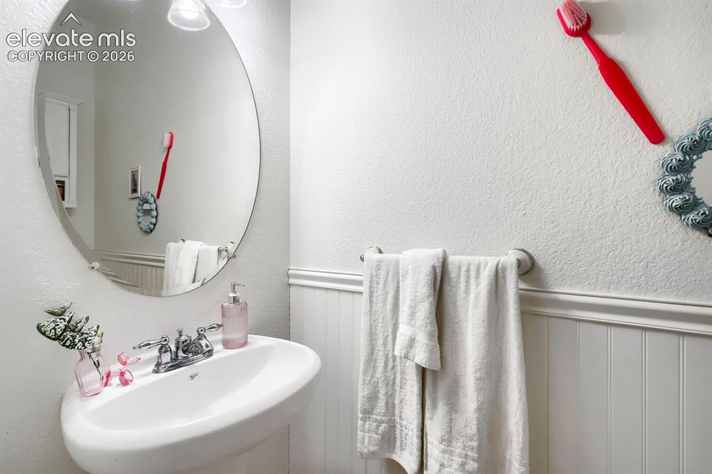 Image 18 of 31: Powder Room