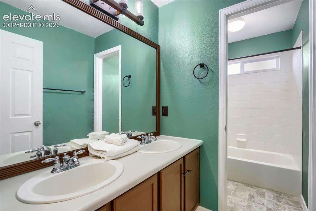 Image 22 of 31: Full Bathroom