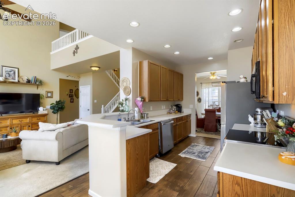 Image 8 of 31: Kitchen