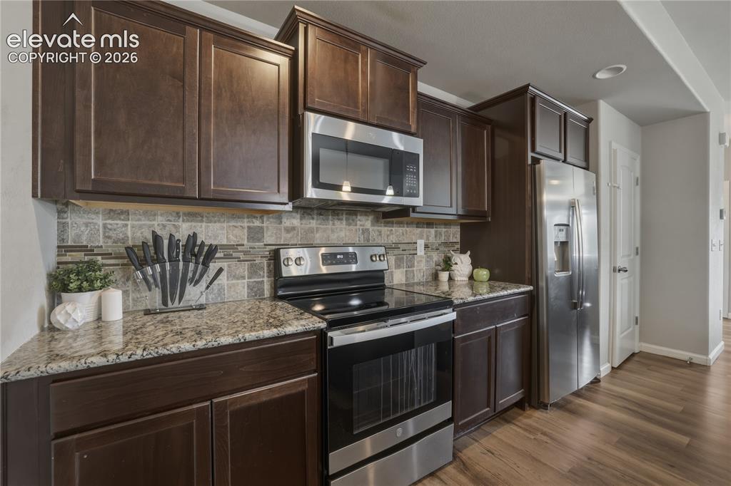 Image 7 of 37: Kitchen