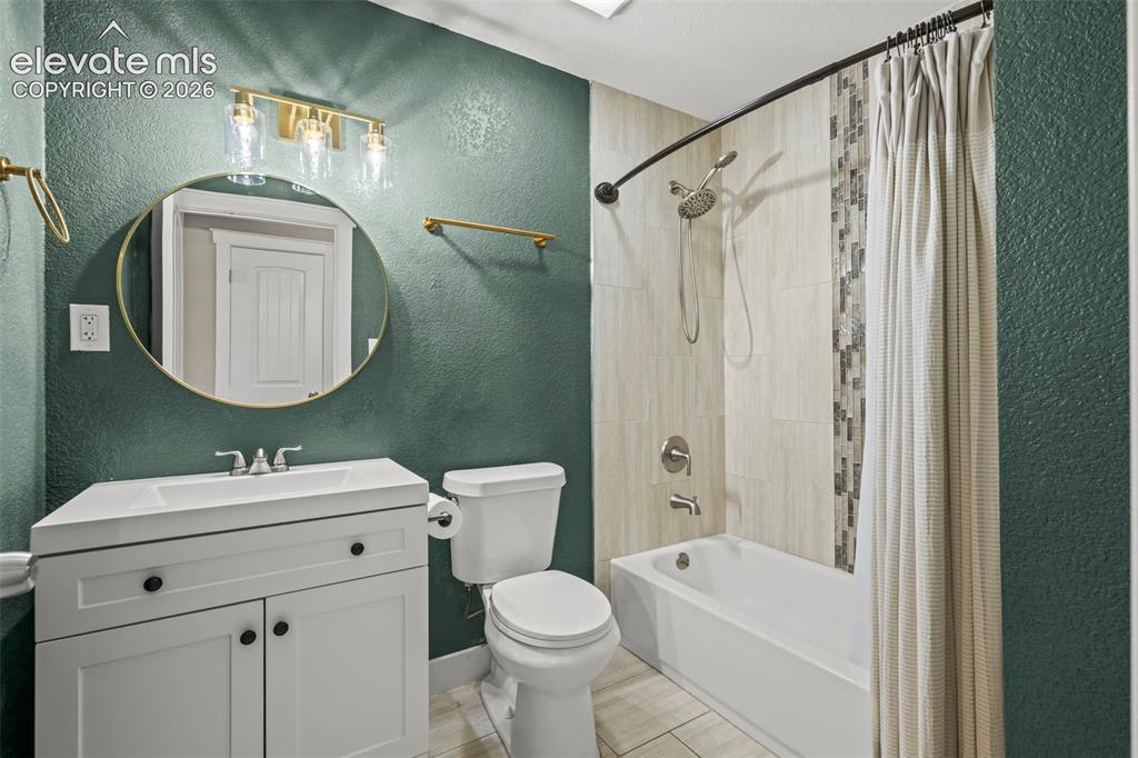 Image 10 of 18: Bathroom