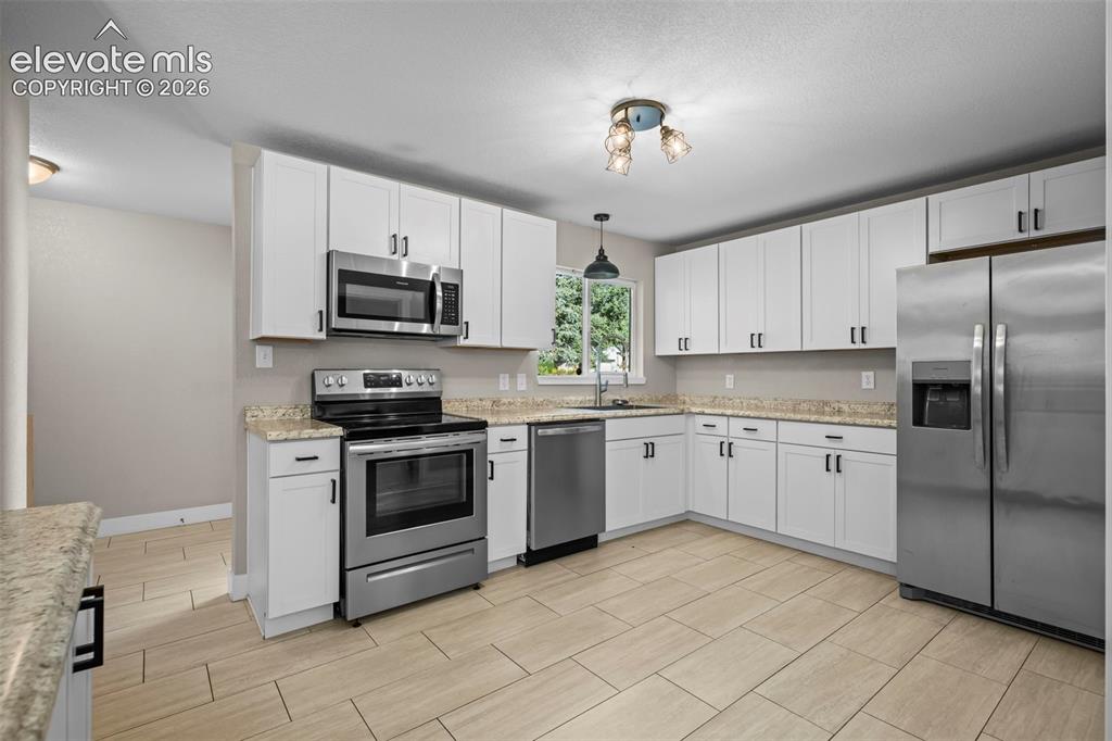 Image 4 of 18: Kitchen