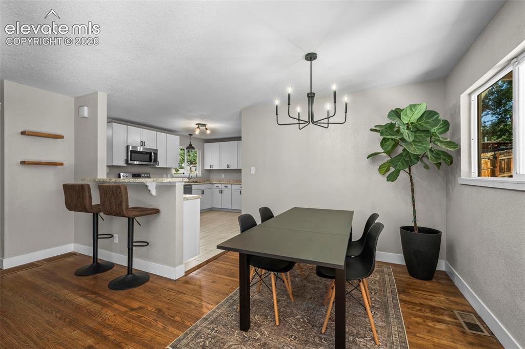 Image 5 of 18: Dining Area